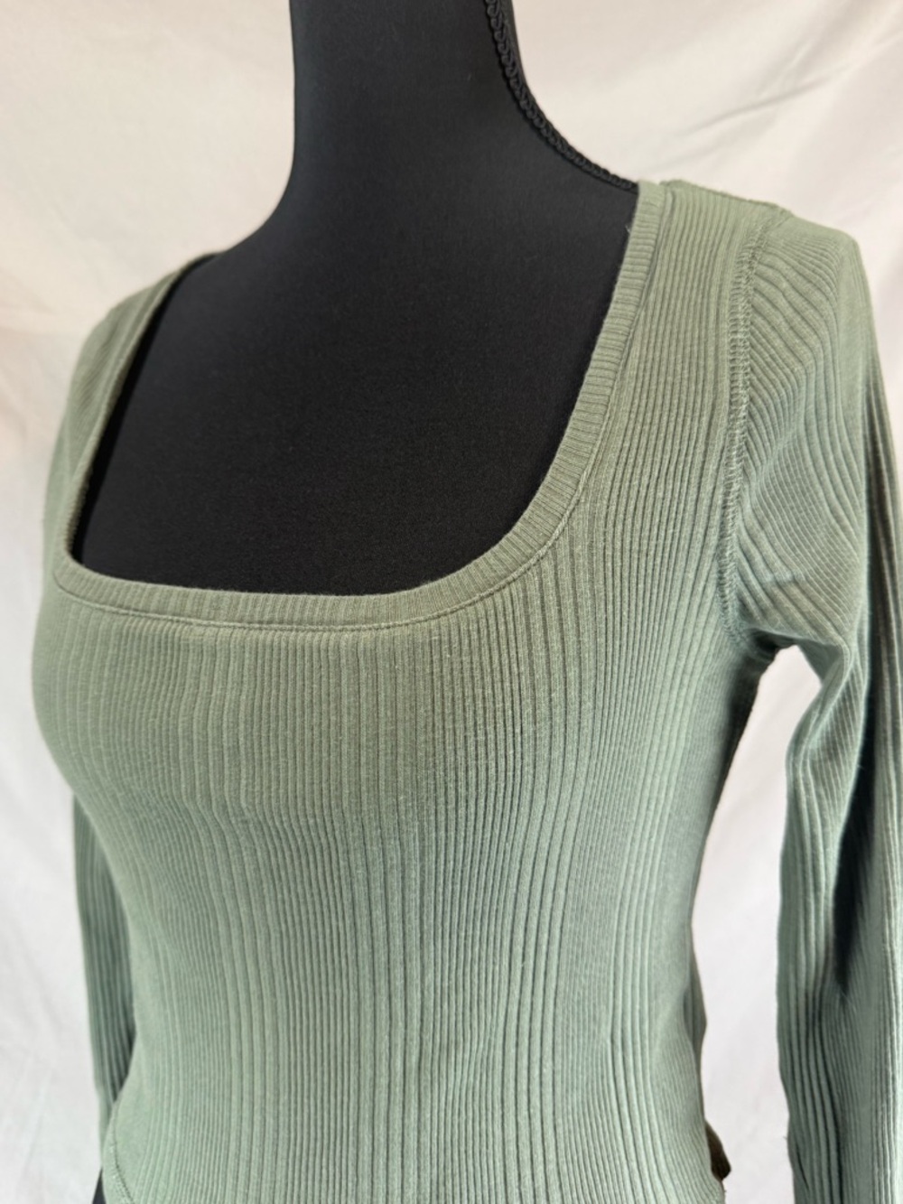 Aerie Chill Up Long Sleeve Ribbed‎ Cropped Tee 🌿 Olive Fun Medium - Picture 3 of 7